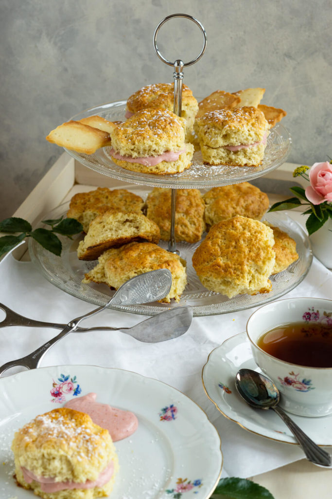 Einfache Scones mit Lebkuchengewürz und Sahne