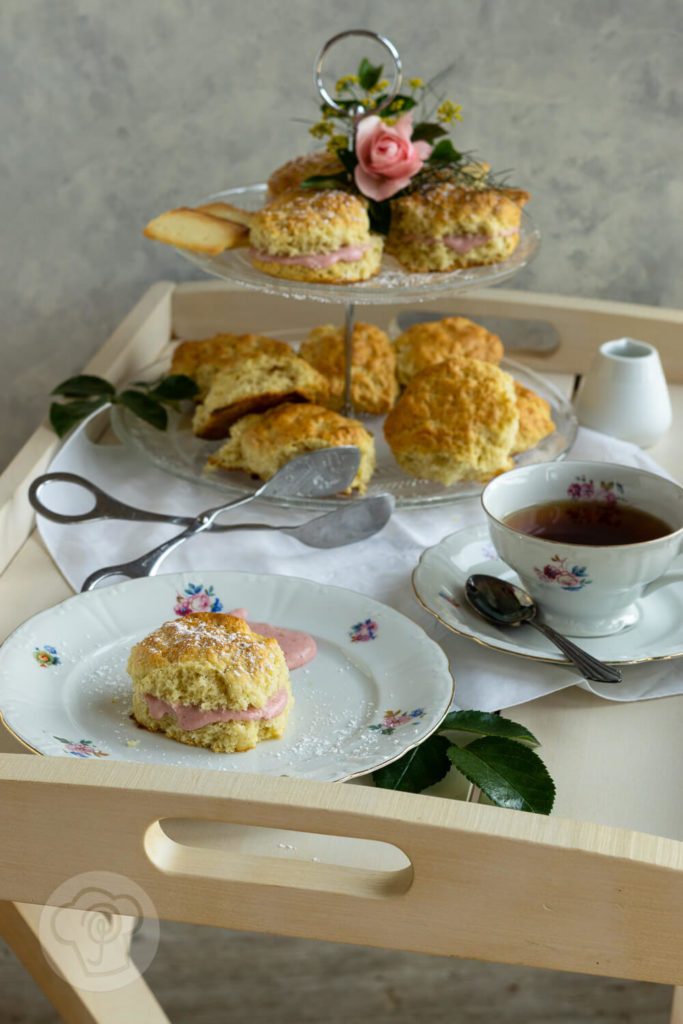 Einfache Scones mit Lebkuchengewürz und Sahne