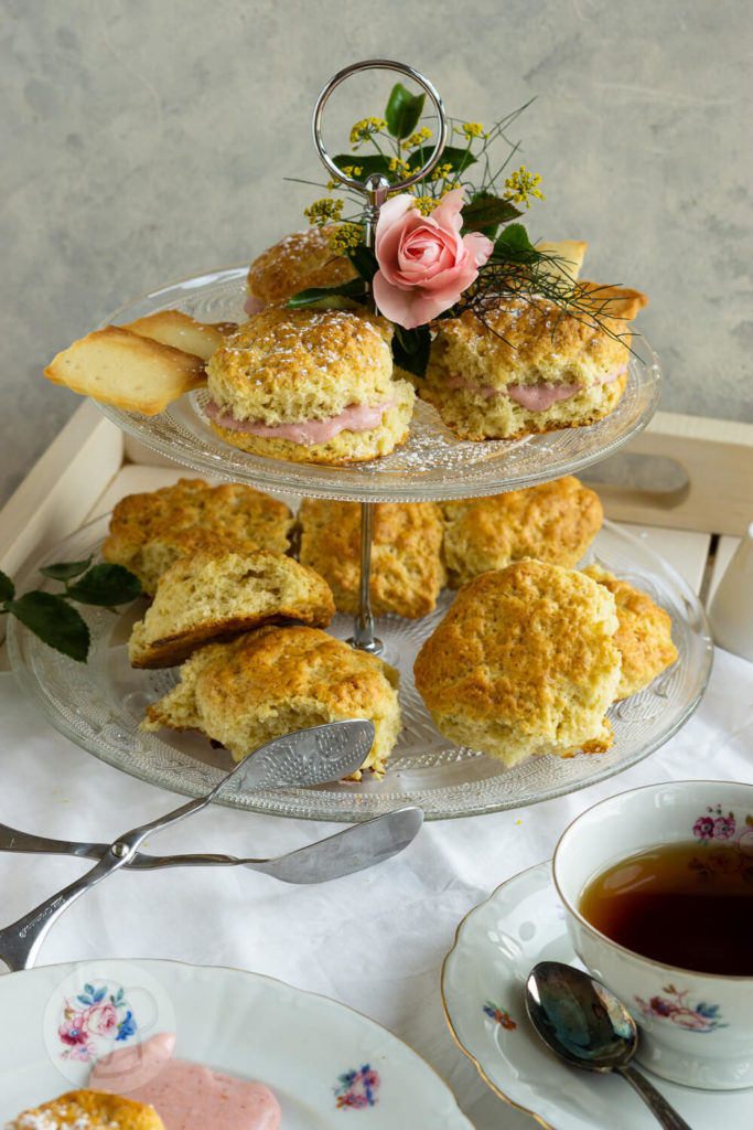 Einfache Scones mit Lebkuchengewürz und Sahne