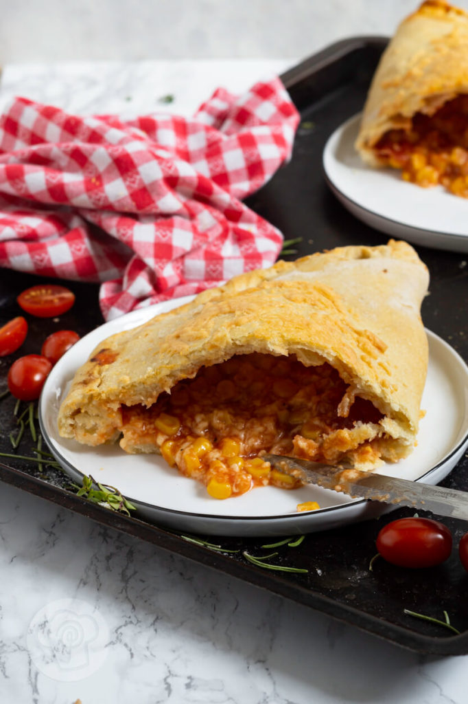 Calzone aufgeschnitten mit Tomaten