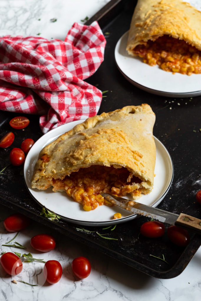 Calzone aufgeschnitten mit Tomaten