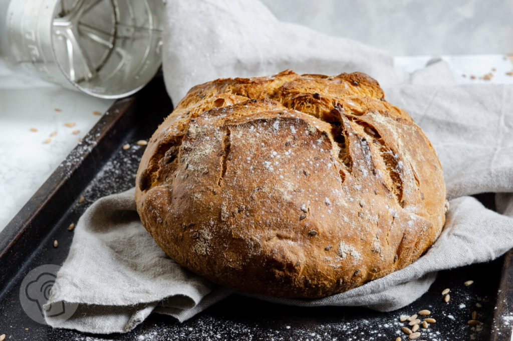 Gutes Brot einfach selber backen: Dinkel Joghurt Brot mit Kernen aus dem Topf. Probiert das leckere Brot aus Hefeteig mit Leinsamen und Kürbiskernen doch einfach mal aus. Küchentraum & Purzelbaum