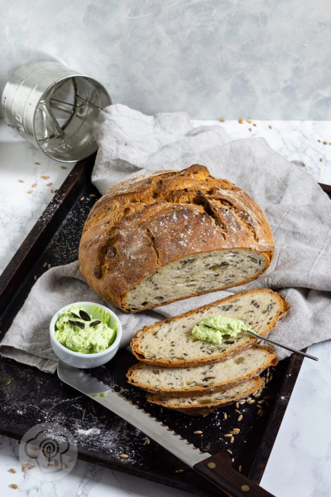 DInkelbrot mit Joghurt und Kernen aufgeschnitten, mit Frischkäseaufstrich