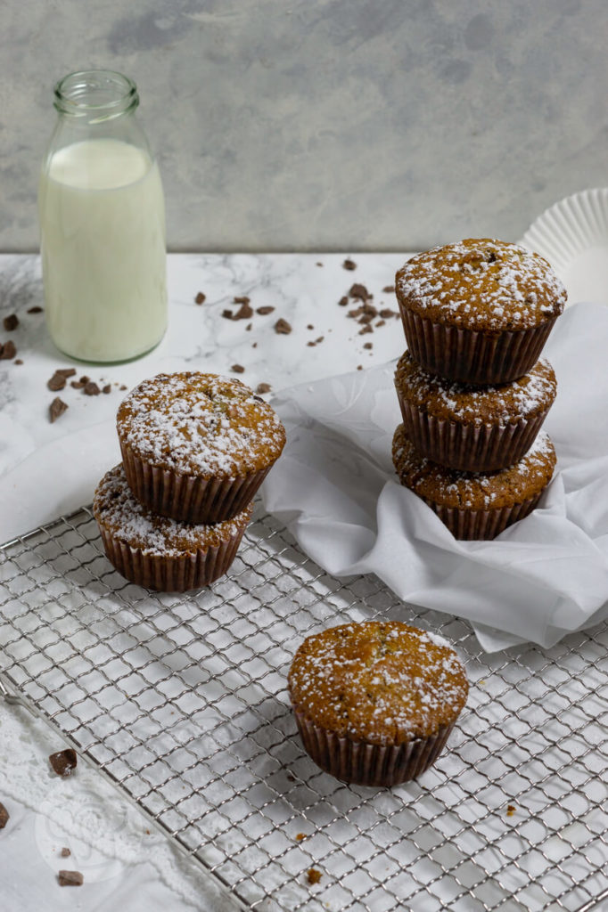 Muffins mit Schokostückchen gestapelt mit Milchflasche