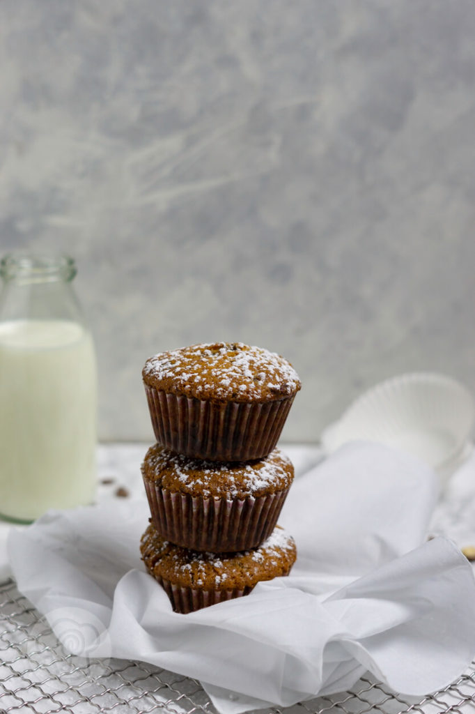 Muffins mit Schokostückchen, 3 Stück gestapelt