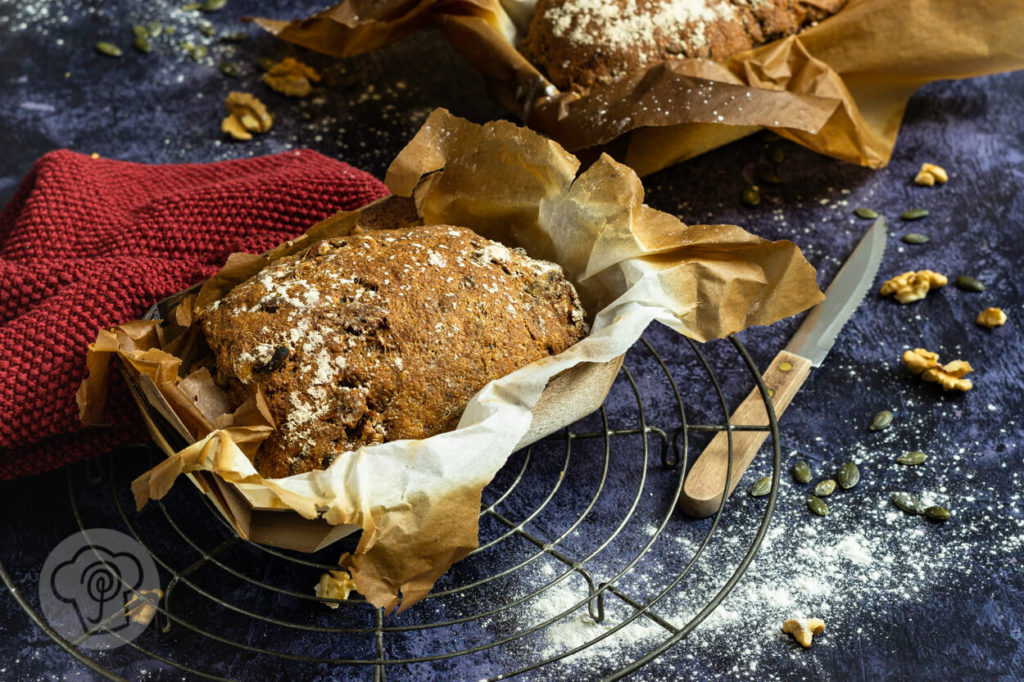 Brot backen: Rezept für ein saftiges Dinkelvollkornbrot mit Karotten und Walnüssen. So einfach kann Brot backen sein. Küchentraum & Purzelbaum