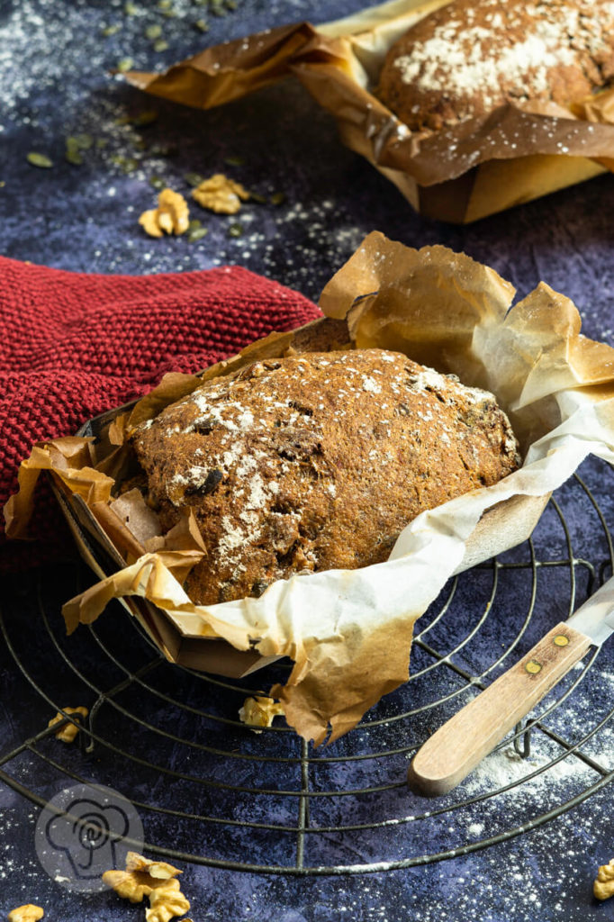Brot backen: Rezept für ein saftiges Dinkelvollkornbrot mit Karotten und Walnüssen. So einfach kann Brot backen sein. Küchentraum & Purzelbaum