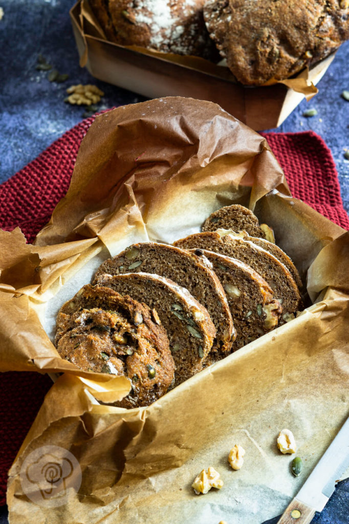 Brot backen: Rezept für ein saftiges Dinkelvollkornbrot mit Karotten und Walnüssen. So einfach kann Brot backen sein. Küchentraum & Purzelbaum