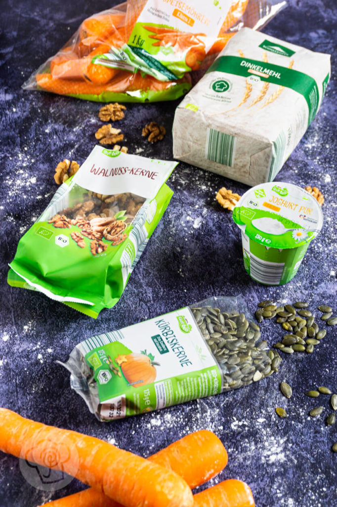 Brot backen: Rezept für ein saftiges Dinkelvollkornbrot mit Karotten und Walnüssen. So einfach kann Brot backen sein. Küchentraum & Purzelbaum