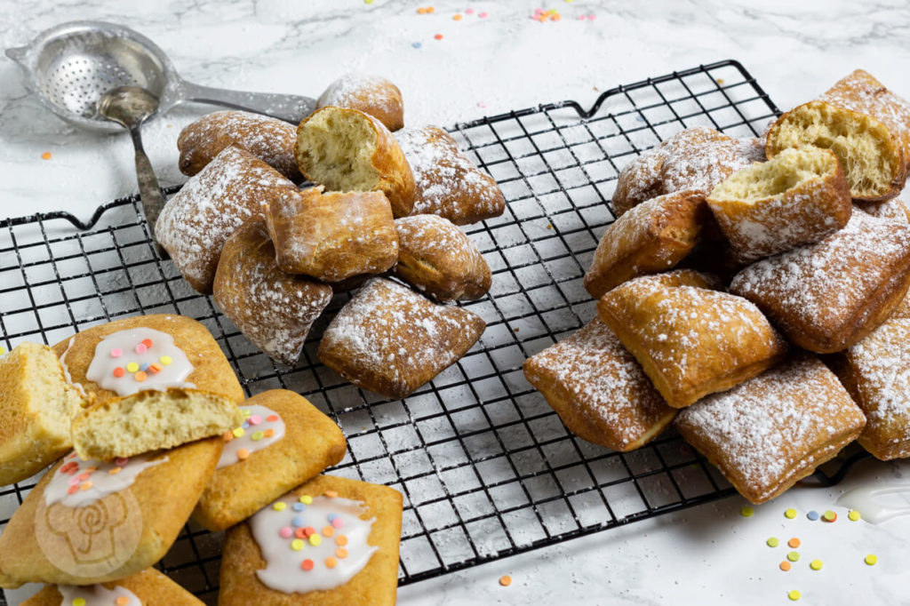 Rezept zum Backen: New Orleans Beignets. Die Qual der Wahl. Ihr könnt sie frittieren, im Ofen backen oder in der Heißluftfritteuse. Wie bereitet ihr das Faschingsgebäck am liebsten zu? Küchentraum & Purzelbaum
