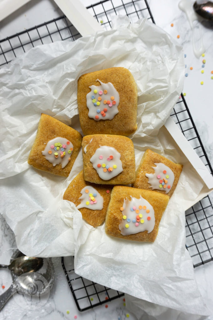 Rezept zum Backen: New Orleans Beignets. Die Qual der Wahl. Ihr könnt sie frittieren, im Ofen backen oder in der Heißluftfritteuse. Wie bereitet ihr das Faschingsgebäck am liebsten zu? Küchentraum & Purzelbaum