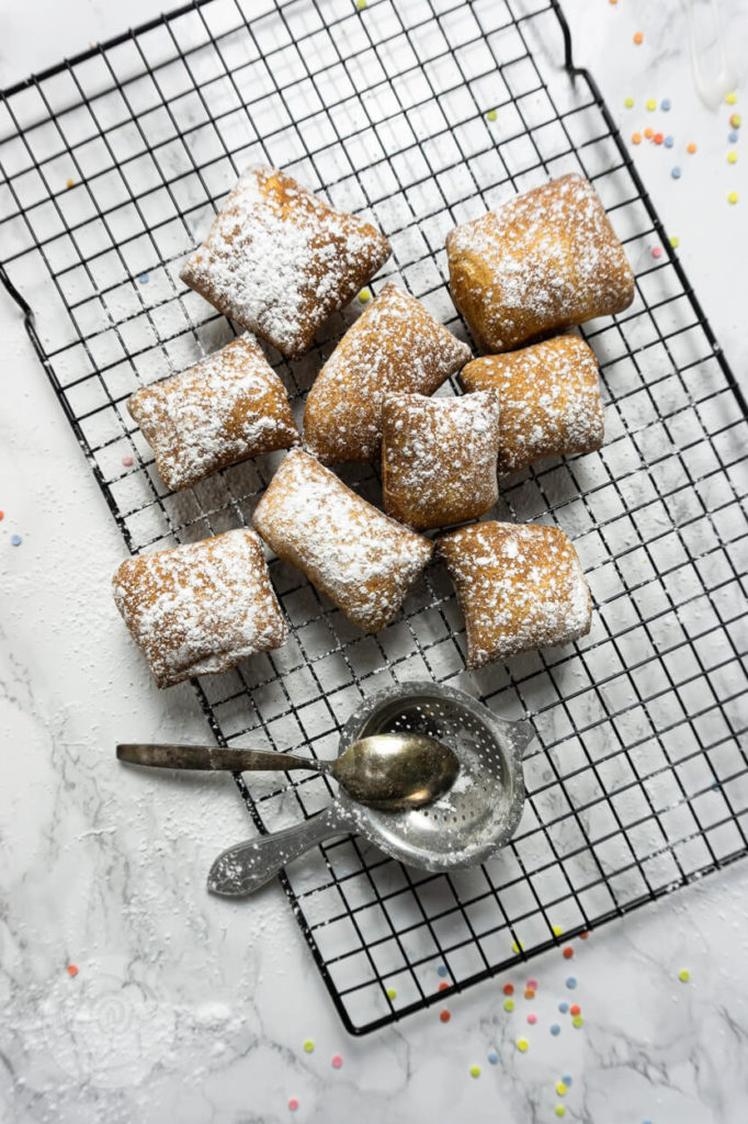 Rezept zum Backen: New Orleans Beignets. Die Qual der Wahl. Ihr könnt sie frittieren, im Ofen backen oder in der Heißluftfritteuse. Wie bereitet ihr das Faschingsgebäck am liebsten zu?
Küchentraum & Purzelbaum