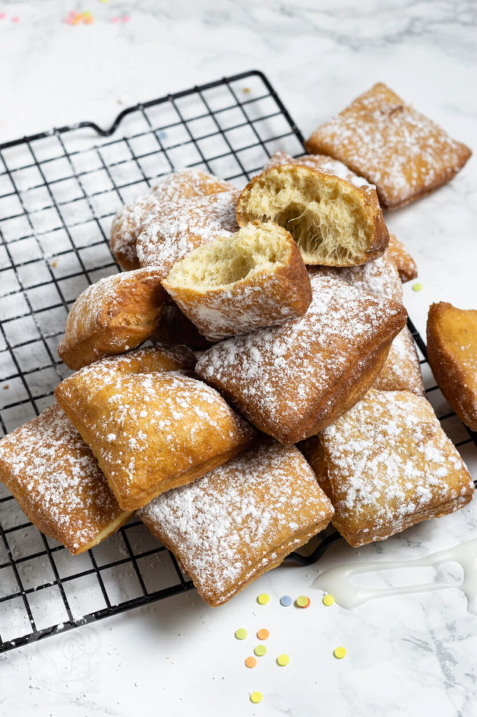 Rezept zum Backen: New Orleans Beignets. Die Qual der Wahl. Ihr könnt sie frittieren, im Ofen backen oder in der Heißluftfritteuse. Wie bereitet ihr das Faschingsgebäck am liebsten zu? Küchentraum & Purzelbaum