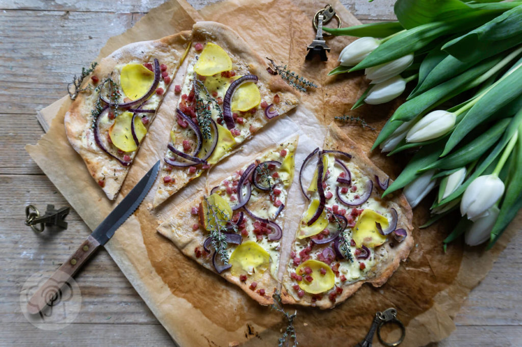 Tarte flambée oder Flammkuchen. Wer kennt sie nicht diese französische Spezialität. Sie ist schnell gemacht und unheimlich lecker. Probiert das Rezept unbedingt mal aus und holt euch ein bisschen Paris nach Hause. Küchentraum & Purzelbaum