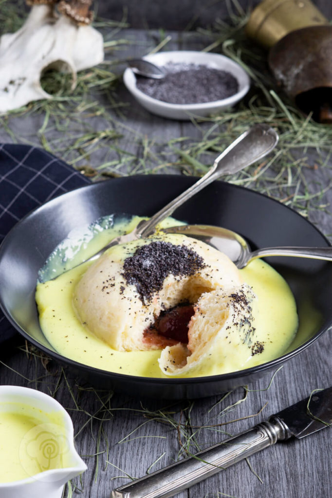 Hüttenfeeling für zu Hause: selbstgemachter Germknödel mit Vanillesauce ohne Ei. Schaut euch schnell den Tipp an, wie diese Dampfnudeln nicht mehr zusammenfallen. Küchentraum & Purzelbaum