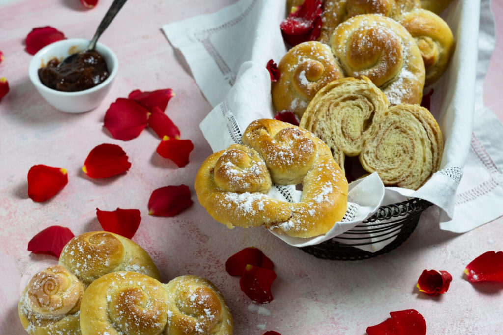 Softe Hefeteig Herzen gefüllt mit Zimt und Zucker. Ein tolles Geschenk zu Valentinstag oder Muttertag. Einfach ausprobieren und genießen. Küchentraum & Purzelbaum