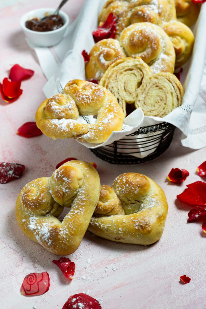 Softe Hefeteig Herzen gefüllt mit Zimt und Zucker. Ein tolles Geschenk zu Valentinstag oder Muttertag. Einfach ausprobieren und genießen. Küchentraum & Purzelbaum