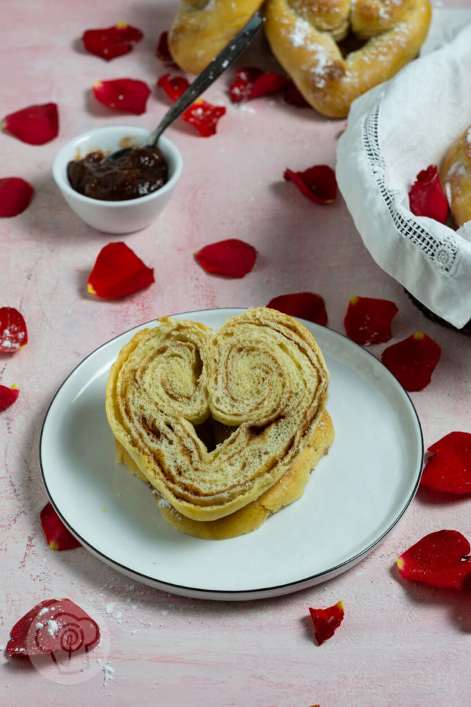 Softe Hefeteig Herzen gefüllt mit Zimt und Zucker. Ein tolles Geschenk zu Valentinstag oder Muttertag. Einfach ausprobieren und genießen. Küchentraum & Purzelbaum