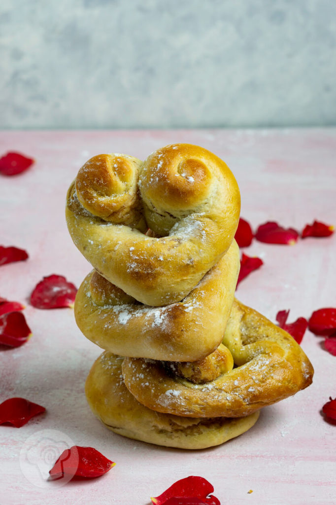 Softe Hefeteig Herzen gefüllt mit Zimt und Zucker. Ein tolles Geschenk zu Valentinstag oder Muttertag. Einfach ausprobieren und genießen. Küchentraum & Purzelbaum