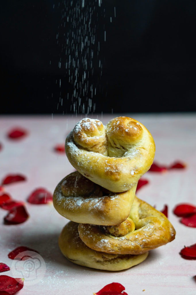 Softe Hefeteig Herzen gefüllt mit Zimt und Zucker. Ein tolles Geschenk zu Valentinstag oder Muttertag. Einfach ausprobieren und genießen. Küchentraum & Purzelbaum