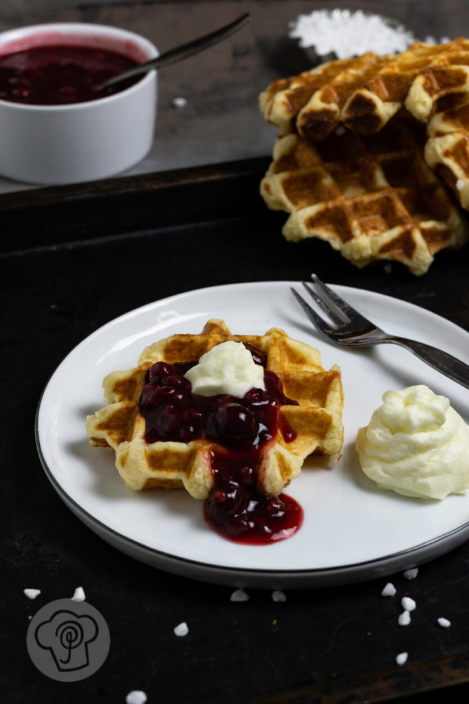 Heute habe ich für euch Lütticher Waffeln - Liege Waffles. Das sind belgische Hefe-Waffeln mit Hagelzucker. Diese Waffeln aus Hefeteig müsst ihr probiert haben. Dazu passt rote Grütze und Sahne. Küchentraum & Purzelbaum