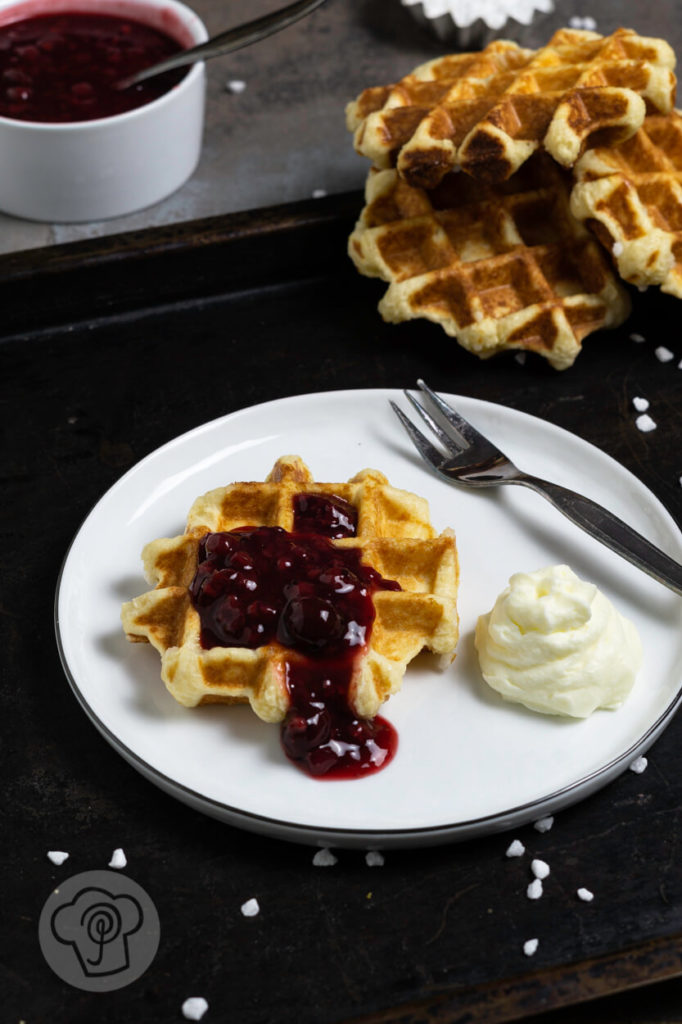 Heute habe ich für euch Lütticher Waffeln - Liege Waffles. Das sind belgische Hefe-Waffeln mit Hagelzucker. Diese Waffeln aus Hefeteig müsst ihr probiert haben. Dazu passt rote Grütze und Sahne. Küchentraum & Purzelbaum