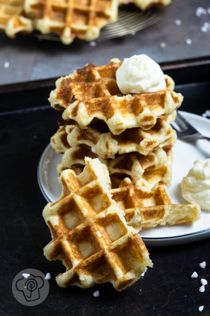 Heute habe ich für euch Lütticher Waffeln - Liege Waffles. Das sind belgische Hefe-Waffeln mit Hagelzucker. Diese Waffeln aus Hefeteig müsst ihr probiert haben. Dazu passt rote Grütze und Sahne. Küchentraum & Purzelbaum