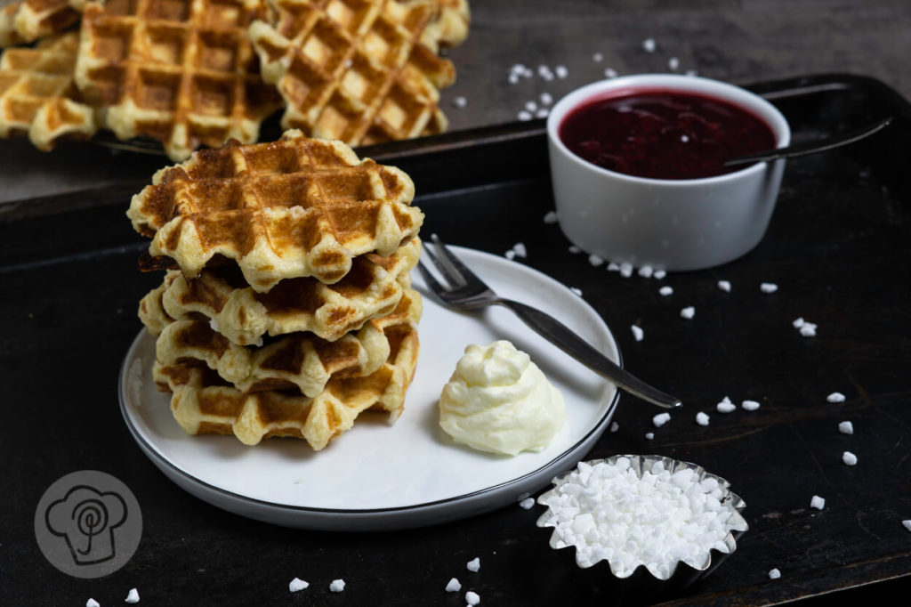 Heute habe ich für euch Lütticher Waffeln - Liege Waffles. Das sind belgische Hefe-Waffeln mit Hagelzucker. Diese Waffeln aus Hefeteig müsst ihr probiert haben. Dazu passt rote Grütze und Sahne. Küchentraum & Purzelbaum