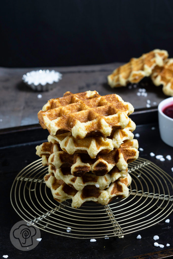 Heute habe ich für euch Lütticher Waffeln - Liege Waffles. Das sind belgische Hefe-Waffeln mit Hagelzucker. Diese Waffeln aus Hefeteig müsst ihr probiert haben. Dazu passt rote Grütze und Sahne. Küchentraum & Purzelbaum