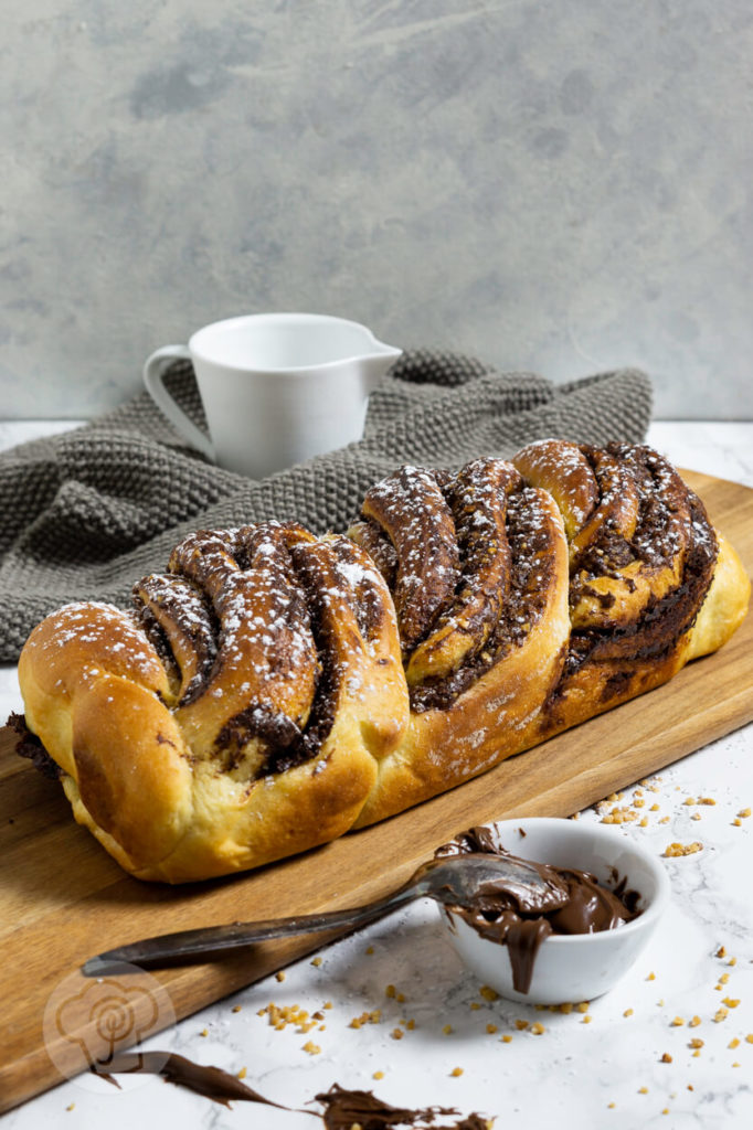 Super leckere Nutella Babka. Die zwei ineinander verschlungenen Hefezöpfe sind ein absoluter Hingucker. Das müsst ihr unbedingt ausprobieren. Küchentraum & Purzelbaum