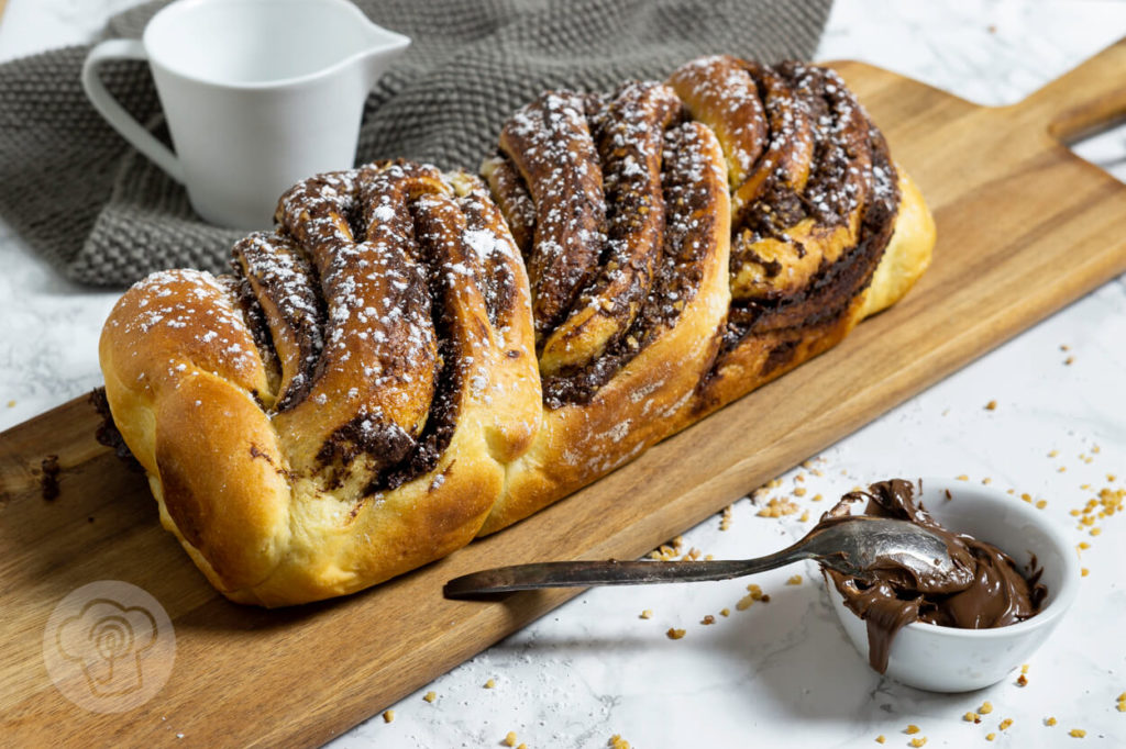 Super leckere Nutella Babka. Die zwei ineinander verschlungenen Hefezöpfe sind ein absoluter Hingucker. Das müsst ihr unbedingt ausprobieren. Küchentraum & Purzelbaum