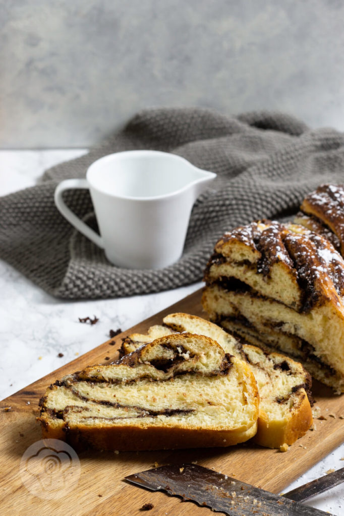 Super leckere Nutella Babka. Die zwei ineinander verschlungenen Hefezöpfe sind ein absoluter Hingucker. Das müsst ihr unbedingt ausprobieren. Küchentraum & Purzelbaum