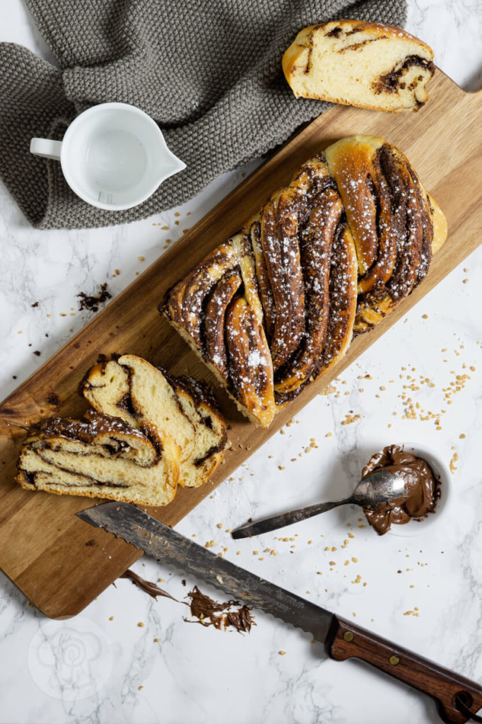 Super leckere Nutella Babka. Die zwei ineinander verschlungenen Hefezöpfe sind ein absoluter Hingucker. Das müsst ihr unbedingt ausprobieren. Küchentraum & Purzelbaum