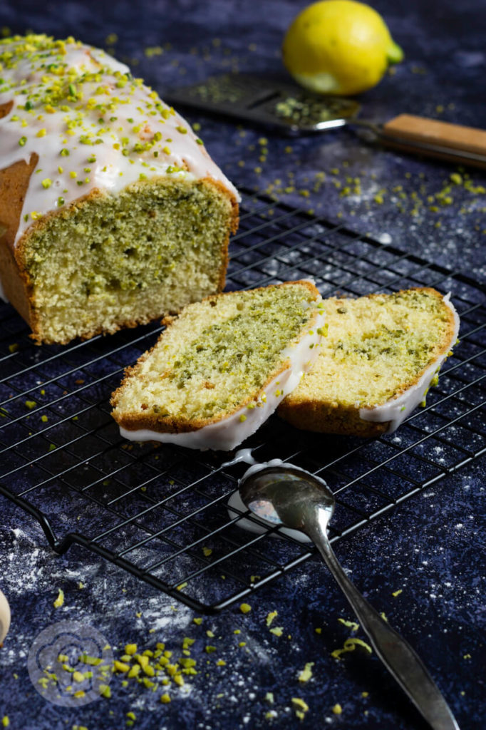 Rezept zum Backen: saftiger Marmorkuchen mit Pistazien und Zitrone. Eine echte Alternative für alle, die Schokolade nicht so gerne essen. Einfach perfekt für den Tag der Pistazie. Küchentraum & Purzelbaum