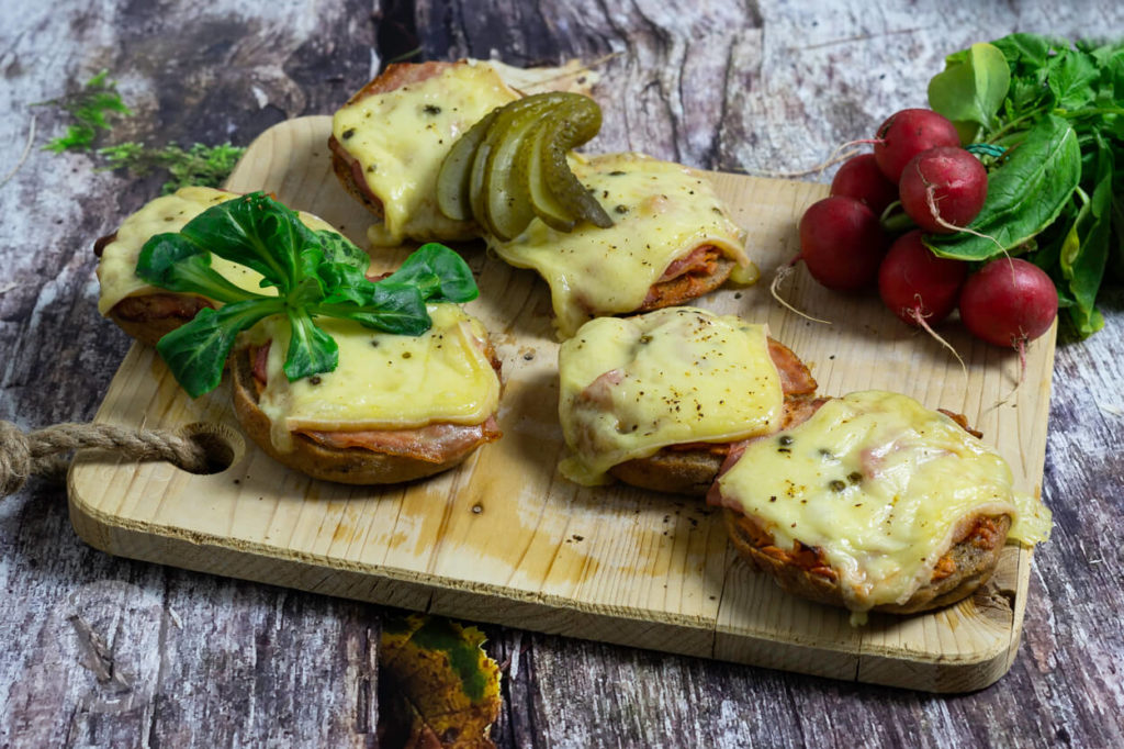 Leckere und schnelle überbackene Brötchen mit Bacon und Käse. Diese überbackenen Vinschgauer sorgen für Abwechlsung bei Brotzeit, Vesper oder Jause. Küchentraum & Purzelbaum