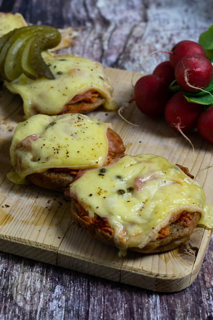 Leckere und schnelle überbackene Brötchen mit Bacon und Käse. Diese überbackenen Vinschgauer sorgen für Abwechlsung bei Brotzeit, Vesper oder Jause. Küchentraum & Purzelbaum