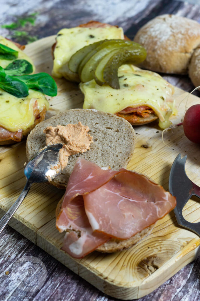 Leckere und schnelle überbackene Brötchen mit Bacon und Käse. Diese überbackenen Vinschgauer sorgen für Abwechlsung bei Brotzeit, Vesper oder Jause. Küchentraum & Purzelbaum