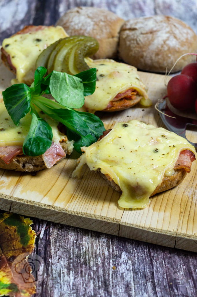 Leckere und schnelle überbackene Brötchen mit Bacon und Käse. Diese überbackenen Vinschgauer sorgen für Abwechlsung bei Brotzeit, Vesper oder Jause. Küchentraum & Purzelbaum