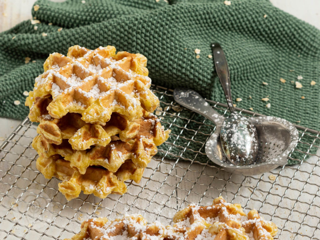 Gesunde Waffeln mit Äpfeln, Nüssen und Haferflocken. Diese leckeren Apfelwaffeln ohne Zucker sind ganz einfach und schnell gemacht. Ideal auch für Babys und Kleinkinder. Küchentraum & Purzelbaum