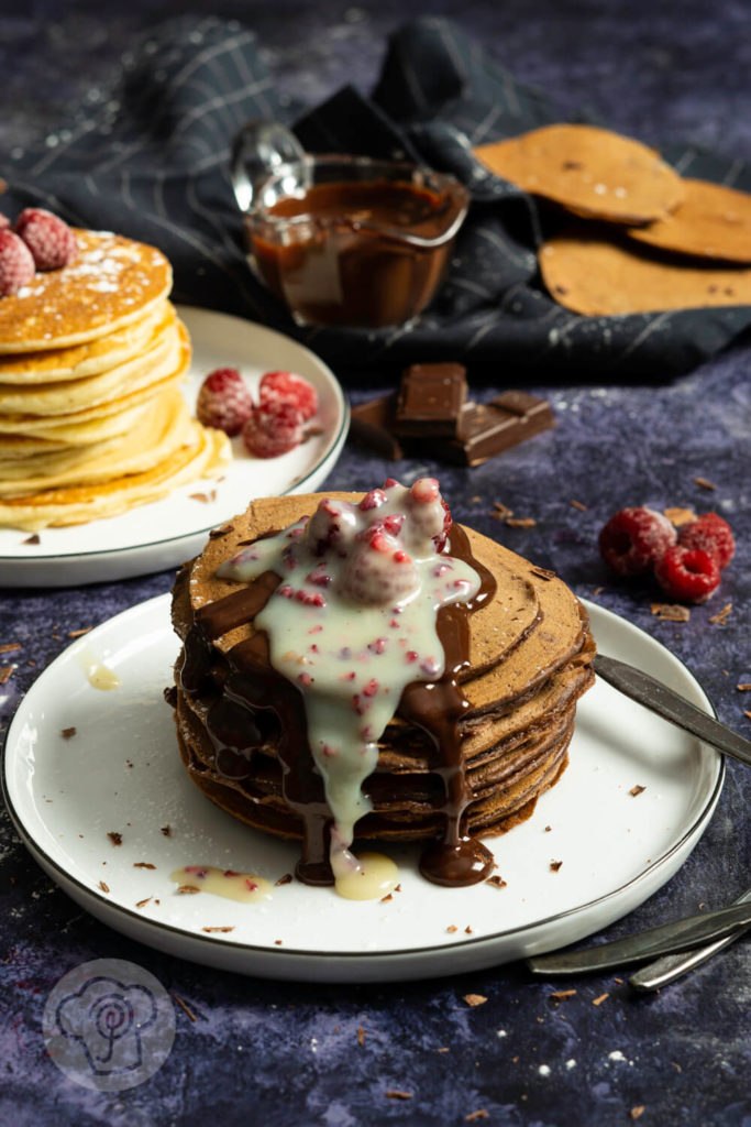Leckere und einfache Pancakes, wahlweise als Schokopancakes mit Schokosoße. Probiert das Rezept für die Pancakes mit Joghurt einfach mal aus und lasst euch begeistern. Küchentraum & Purzelbaum