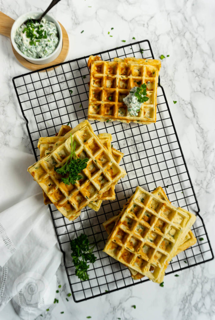 Rezept für herzhafte Käsewafffeln. Egal ob zum Abendessen, Mittagessen oder Brunch. Diese pikanten Waffeln mit Käse und Kräutern schmecken immer. Dazu passen Kräuterquark, Salat oder ein Dip. Küchentraum & Purzelbaum