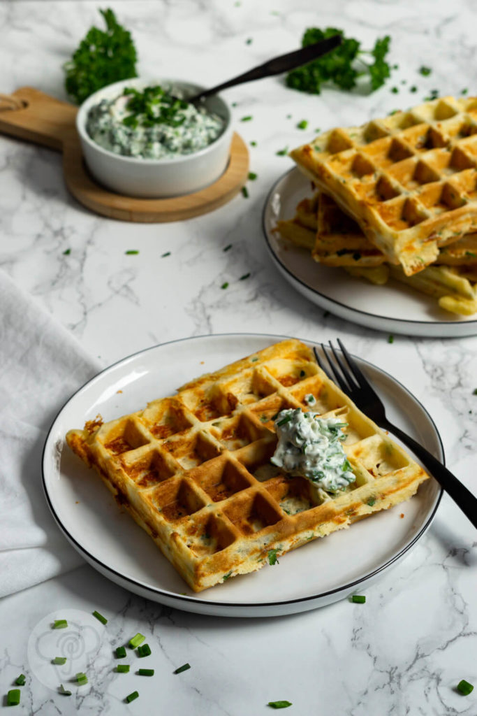 Rezept für herzhafte Käsewafffeln. Egal ob zum Abendessen, Mittagessen oder Brunch. Diese pikanten Waffeln mit Käse und Kräutern schmecken immer. Dazu passen Kräuterquark, Salat oder ein Dip. Küchentraum & Purzelbaum