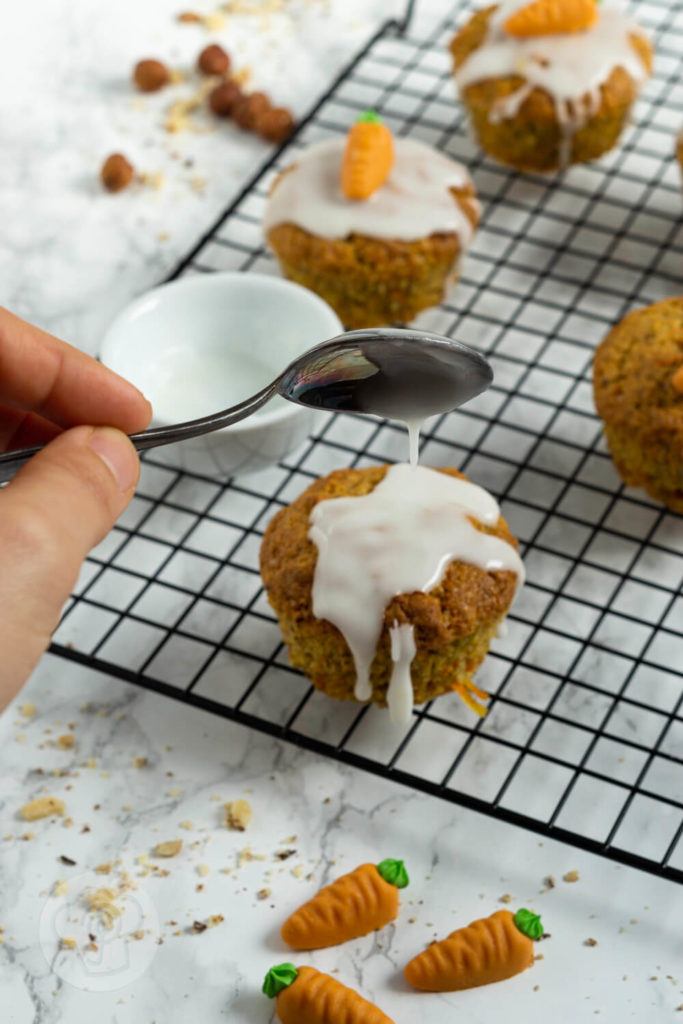 Diese saftigen Karottenmuffins oder Rüblimuffins mit Nüssen schmecken nicht nur an Ostern super. Sie sind super schnell gemacht und unheimlich lecker. Küchentraum & Purzelbaum