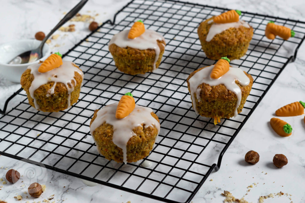 Diese saftigen Karottenmuffins oder Rüblimuffins mit Nüssen schmecken nicht nur an Ostern super. Sie sind super schnell gemacht und unheimlich lecker. Küchentraum & Purzelbaum