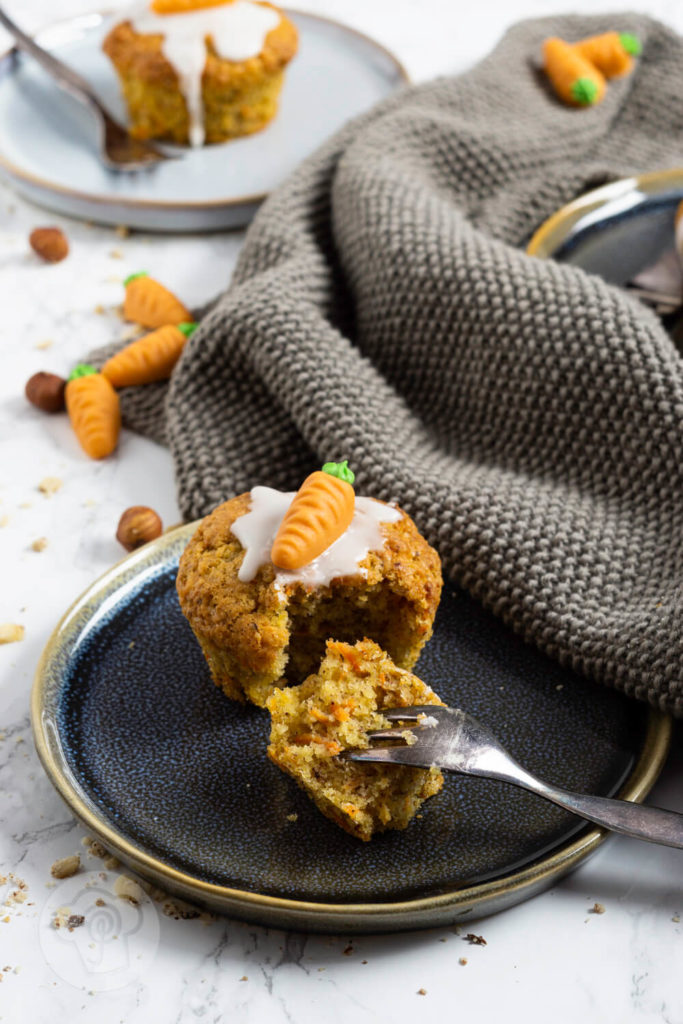 Diese saftigen Karottenmuffins oder Rüblimuffins mit Nüssen schmecken nicht nur an Ostern super. Sie sind super schnell gemacht und unheimlich lecker. Küchentraum & Purzelbaum