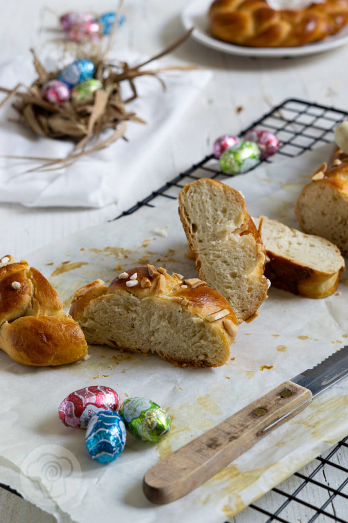 Rezept zum Backen: Osterzopf aus Hefeteig. Probiert doch mal aus, einen 4 Strang Zopf zu flechten oder kleine Osternester. So wird der Osterbrunch lecker. Küchentraum & Purzelbaum