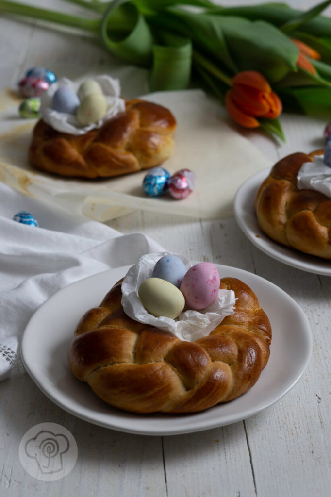 Rezept zum Backen: Osterzopf aus Hefeteig. Probiert doch mal aus, einen 4 Strang Zopf zu flechten oder kleine Osternester. So wird der Osterbrunch lecker. Küchentraum & Purzelbaum