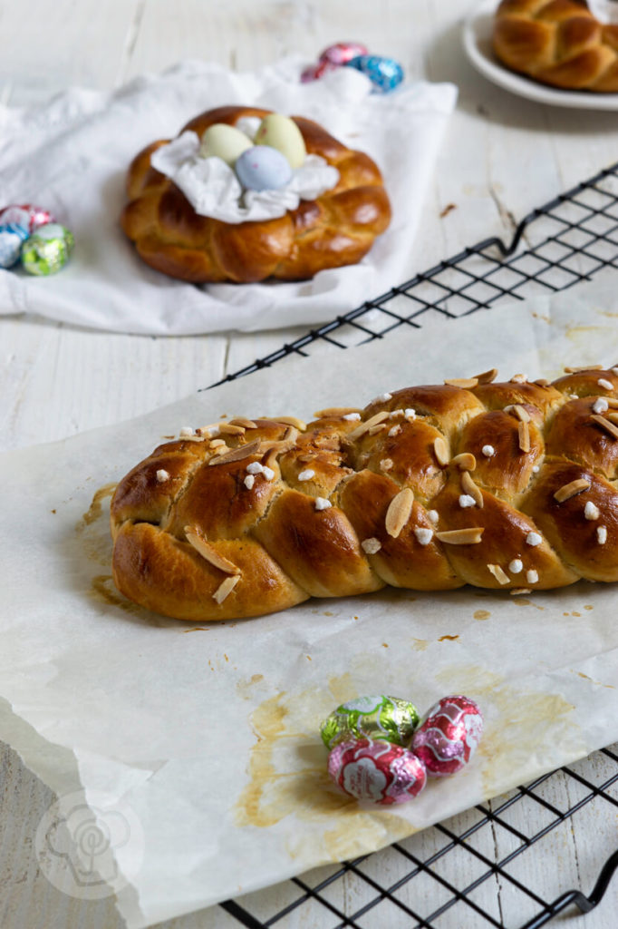 Rezept zum Backen: Osterzopf aus Hefeteig. Probiert doch mal aus, einen 4 Strang Zopf zu flechten oder kleine Osternester. So wird der Osterbrunch lecker. Küchentraum & Purzelbaum