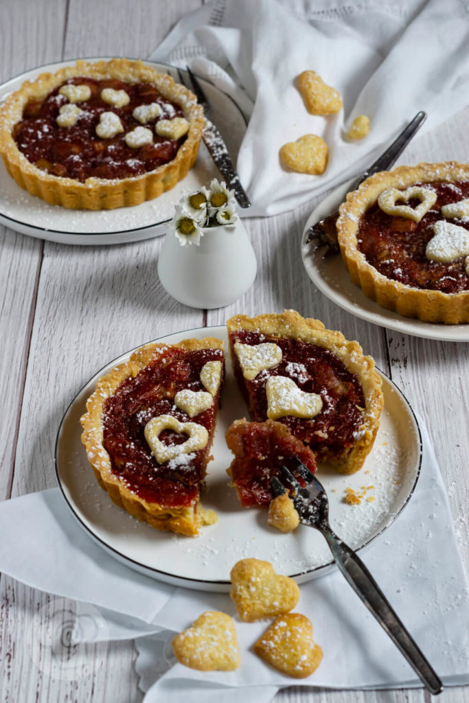 Rezept zum Backen. Starten mit wir die Rhabarbersaison mit dieser leckeren Tarte aus knusprigem Mürbteig und herbem Rhabarber. Die perfekte Kombination aus süß und sauer. Passt auch super zu Muttertag. Küchentraum & Purzelbaum