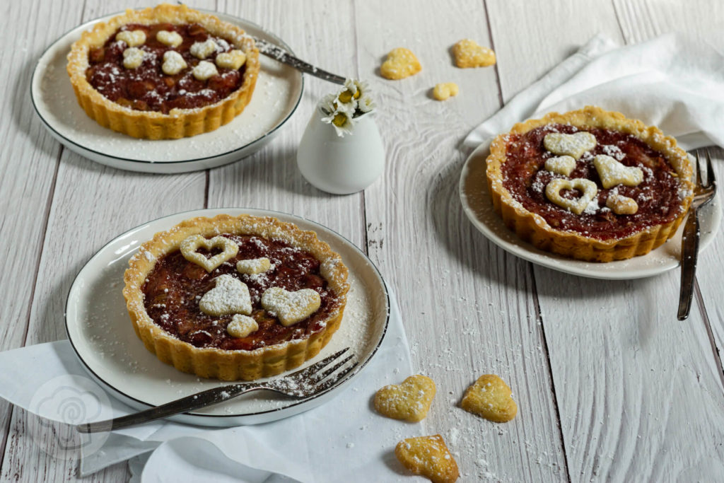Rezept zum Backen. Starten mit wir die Rhabarbersaison mit dieser leckeren Tarte aus knusprigem Mürbteig und herbem Rhabarber. Die perfekte Kombination aus süß und sauer. Passt auch super zu Muttertag. Küchentraum & Purzelbaum